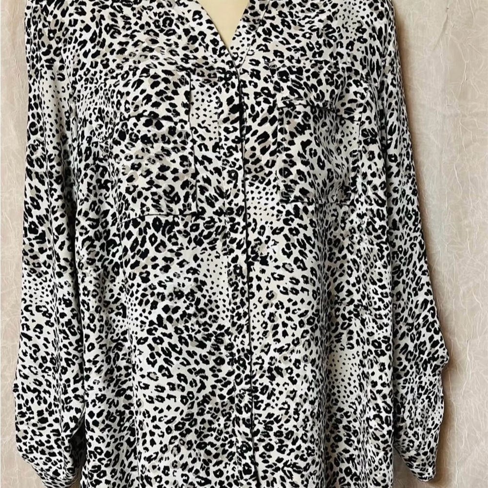 Jones New York Black and Tan Button Down Shirt with Notched Collar